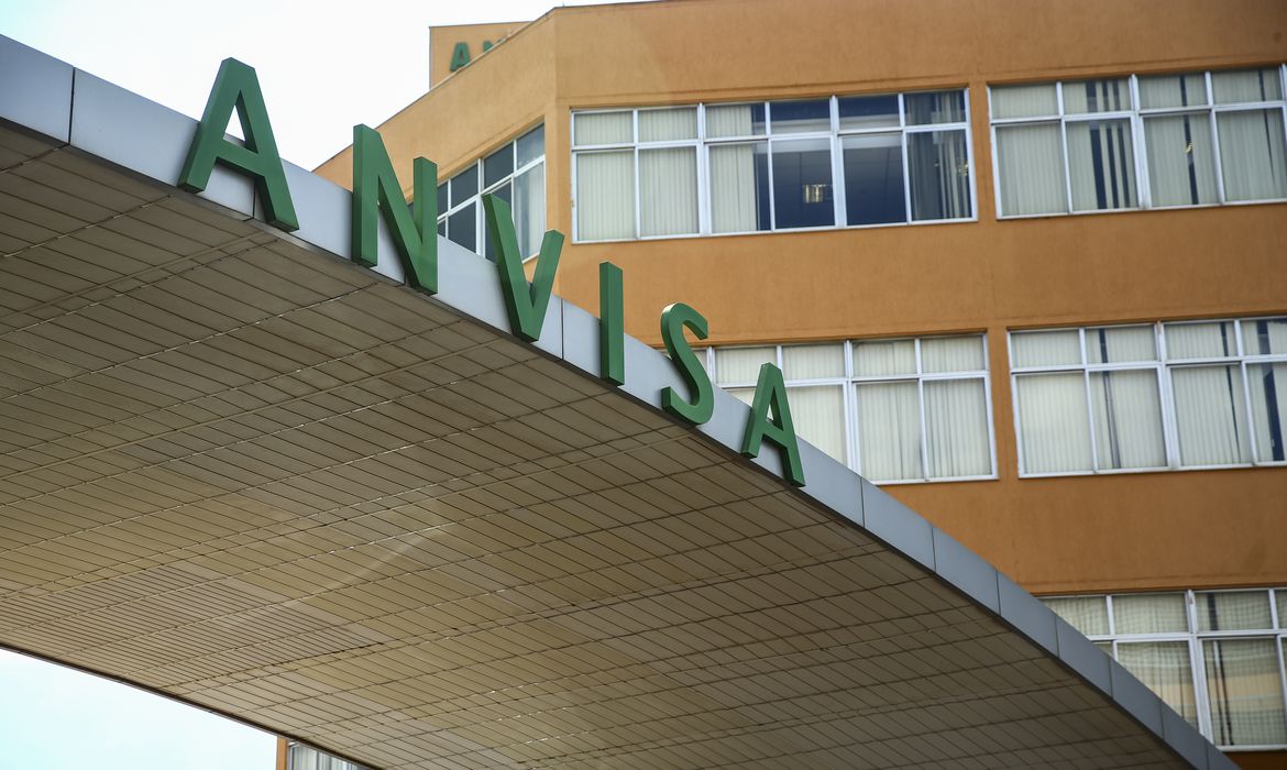 Fachada do edifício sede da Agência Nacional de Vigilância Sanitária (Anvisa). Fonte: D24am. Leia mais em https://d24am.com/claro-escuro/site-da-anvisa-sofre-ataque-virtual-que-atinge-declaracao-de-saude/