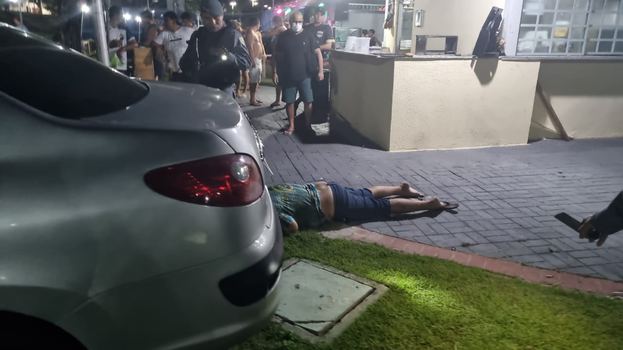 A vítima estava com um mandado de prisão em aberto por tráfico de drogas e era foragido. Segundo moradores da região, o homem atuava com o tráfico na área (Foto: Divulgação) .