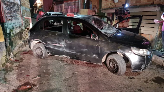 A população revoltada quebrou o veículo utilizado pelos suspeitos que acabou ficando no local | Foto: Suyanne Lima