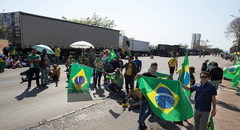 Manifestantes permanecem acampados na Esplanada. (Foto: Reprodução/Twitter/ Joédson Alves/Fonte: R7)