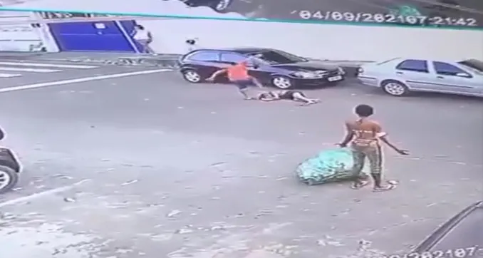 O crime de violência acontece em plena luz do dia | Foto: Reprodução