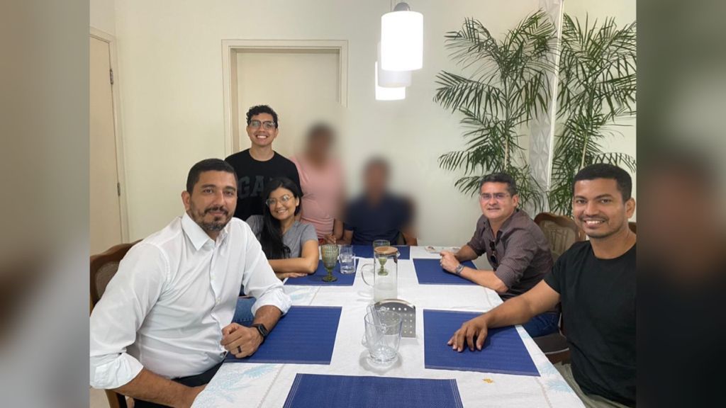 rmãos e membros da família de Lucia Almeida foram nomeados para cargos de confiança de David, além de acumular salários em outros órgãos