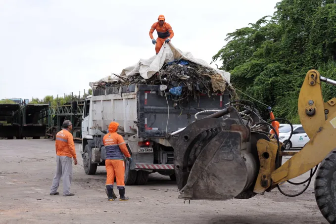 As 600 toneladas de resíduos sólidos foram retiradas nos últimos 30 dias de todo o encosto da orla da capital | Foto: Semcom