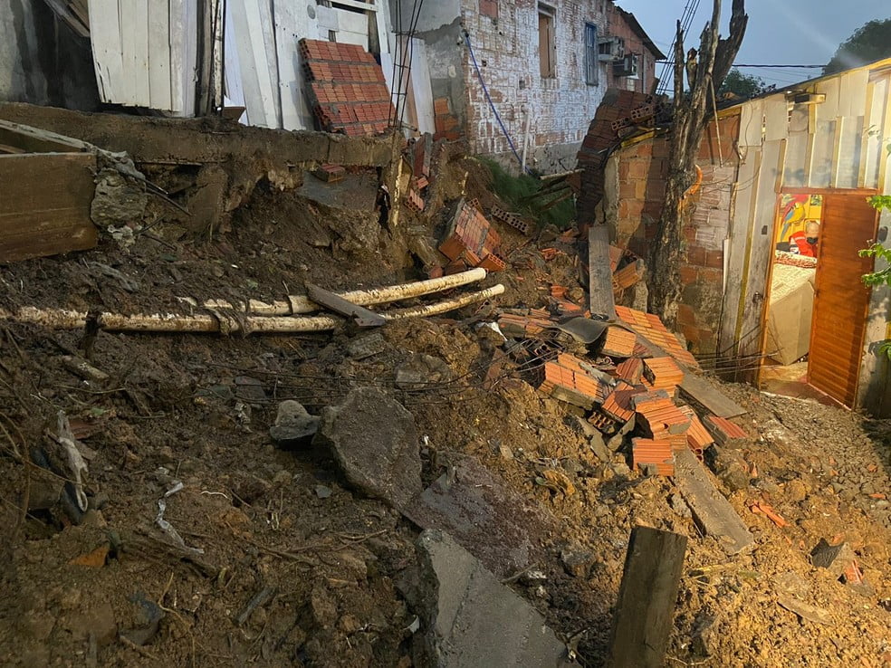 Muro desaba e atinge telhado de casa em Manaus. — Foto: Patrick Marques