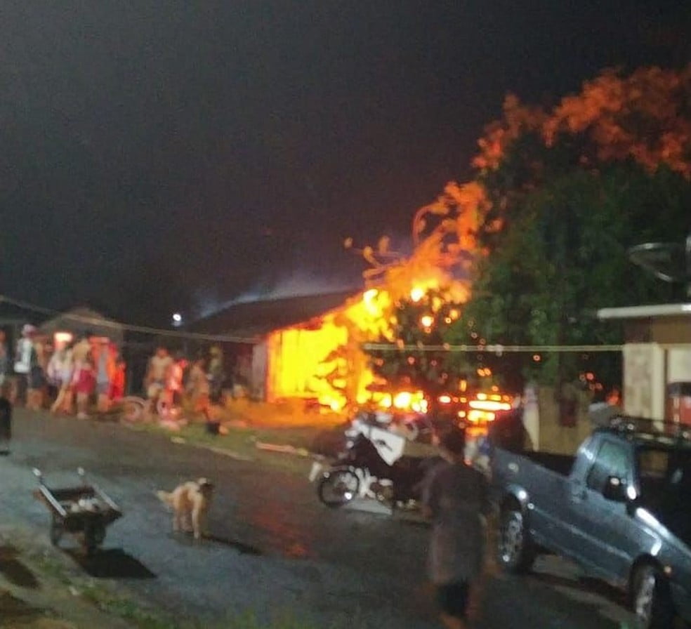 casa de madeira destruída em incêndio em Coari — Foto: Reprodução