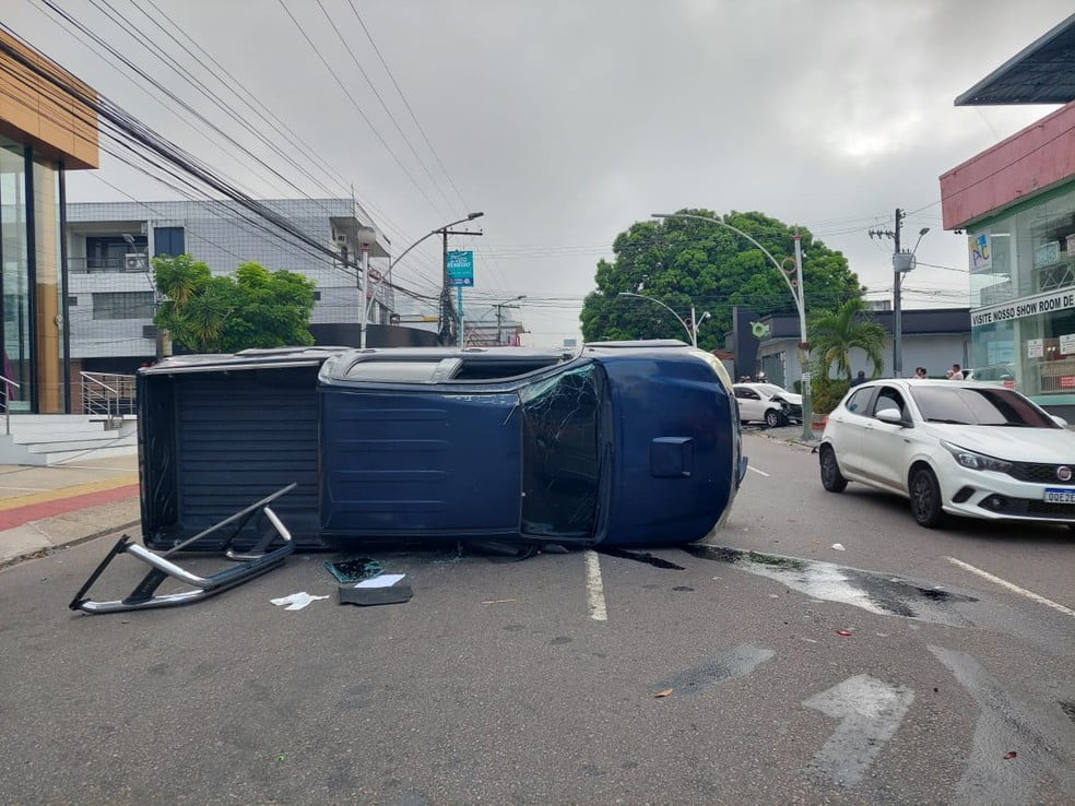 Picape capota após ser atingida por outro veículo em Manaus — Foto: Eliana Nascimento