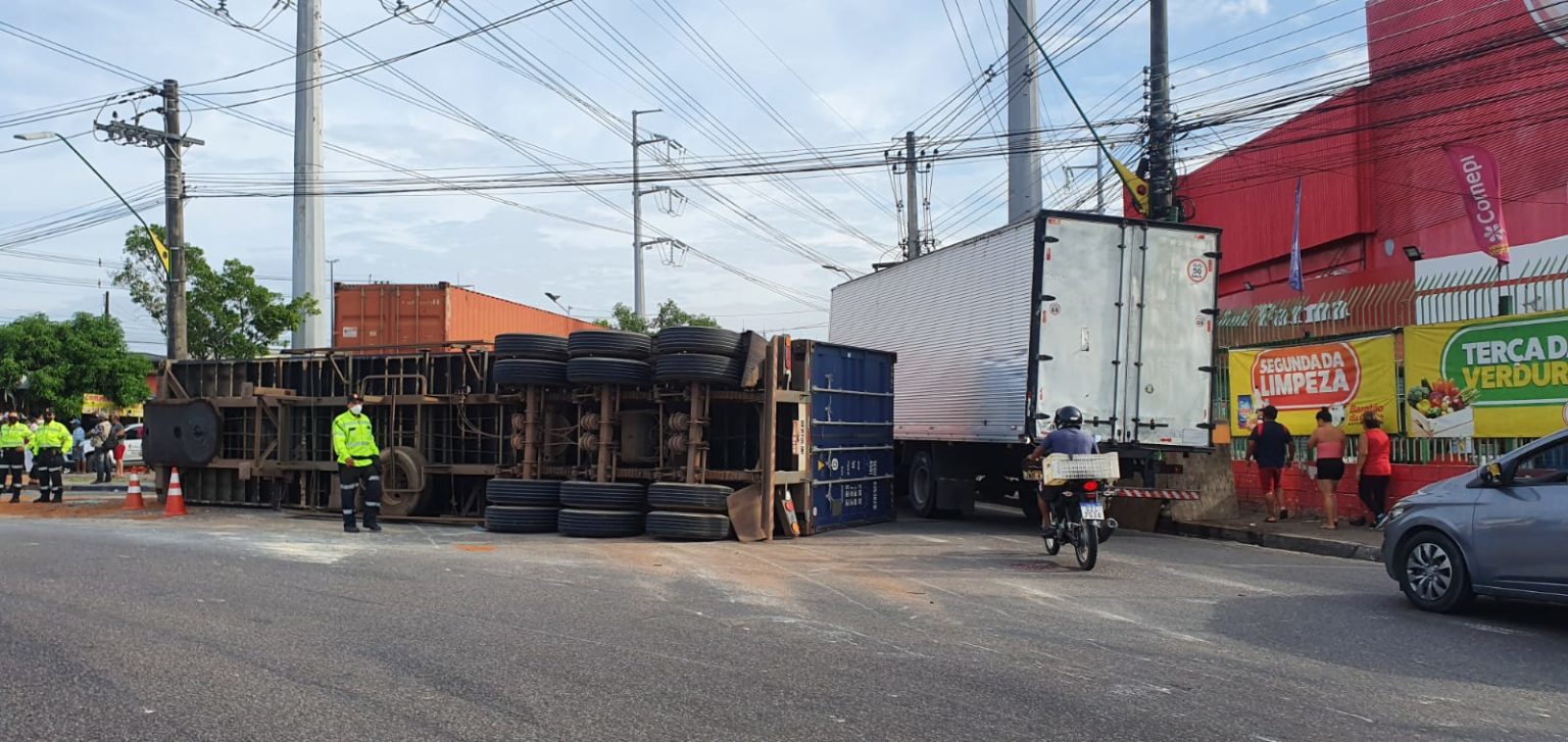 motorista da carreta tentou desviar de um motociclista, evitando um atropelamento (Foto: Luana Lima / Divulgação)