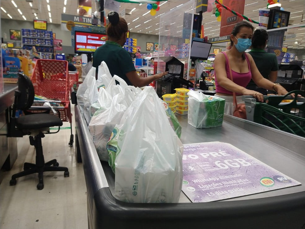 Em Manaus, lei proíbe a distribuição gratuita de sacolas plásticas. — Foto: Paulo Frazão