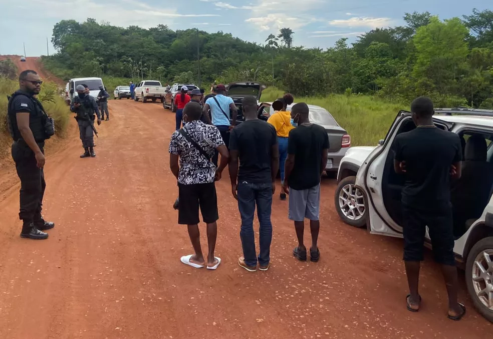 Grupo alvo de operação nesta quinta-feira (19) tem ligação com tráfico de haitianos ilegais no Brasil identificado em 2021 — Foto: Polícia